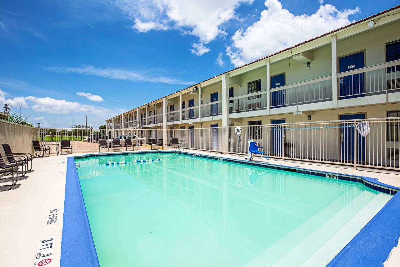 Motel 6 Texas City Bagian luar foto
