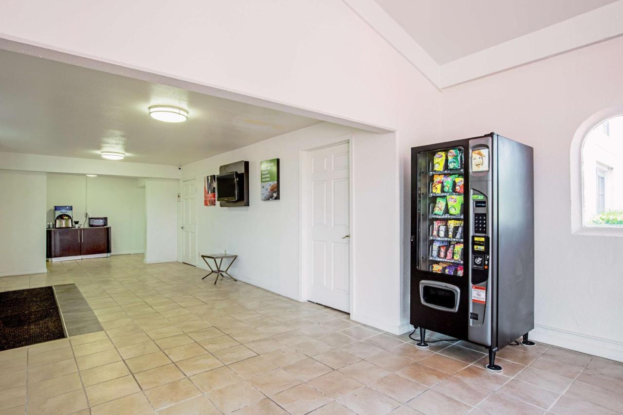 Motel 6 Texas City Bagian luar foto